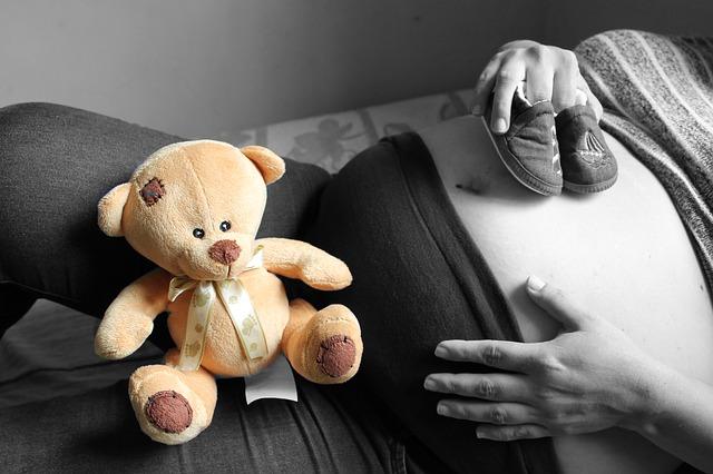 Fille enceinte avec un ours en peluche Fille enceinte avec un ours en peluche