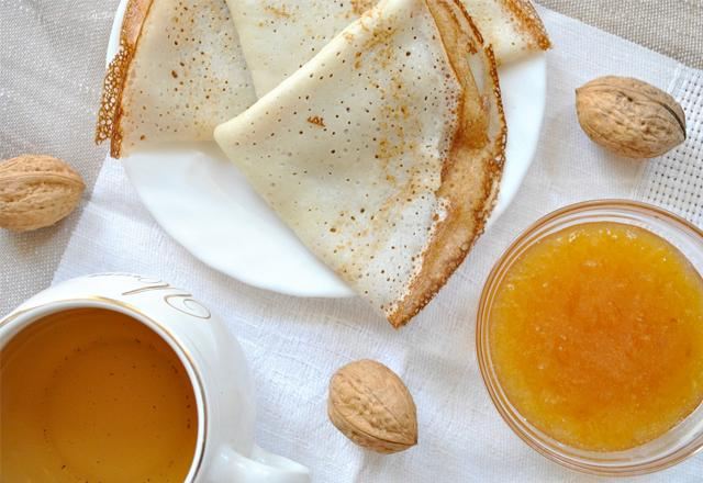 Crêpes minces sur du yaourt Crêpes minces sur du yaourt